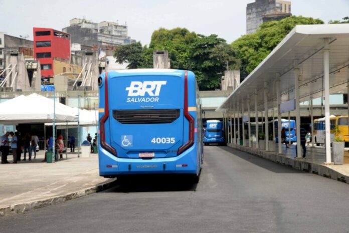 Linhas de ônibus da Lapa, em Salvador (BA), são deslocadas para o térreo durante avanço das obras na Plataforma H