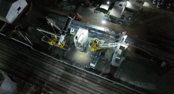 Metrô instala vigas metálicas sobre a Linha 10-Turquesa para expansão do monotrilho