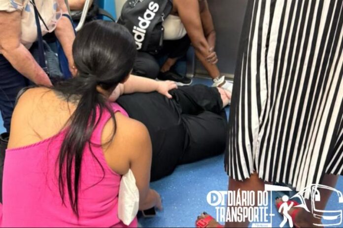 Mulher é socorrida após prender a perna no vão entre o trem e a plataforma na estação Vila Mariana, na Linha 1-Azul do Metrô nesta segunda-feira (1º)