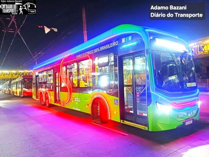 Natal Iluminado leva 100 mil passageiros a mais às linhas de ônibus do Centro de São Paulo no primeiro fim de semana