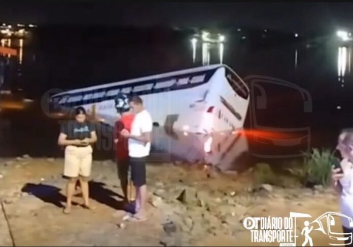 Ônibus com identificação da Viação Amarelinho cai no Rio Tocantins
