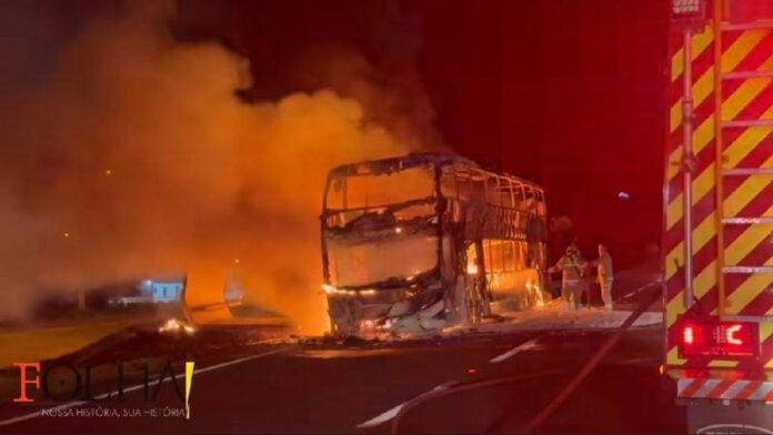 Ônibus da Catarinense é destruído por incêndio na BR-277, no Paraná