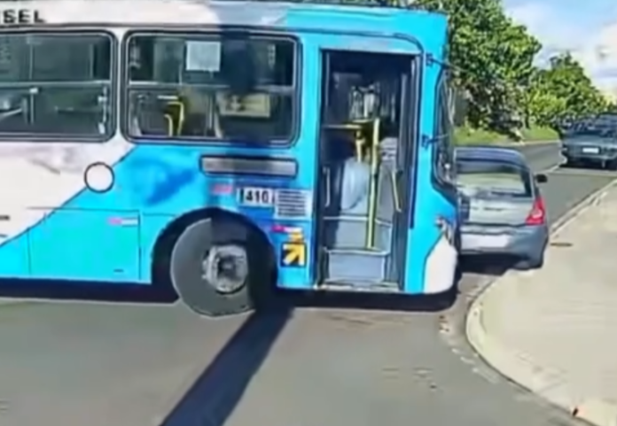 Ônibus do transporte coletivo de Campinas (SP) arrasta carro após discussão entre motoristas