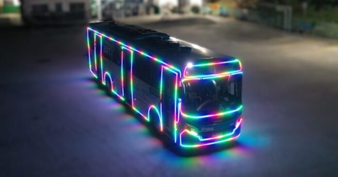 Ônibus natalino iluminado do BRT Sorocaba atende passageiros em diferentes linhas para celebrar o período festivo
