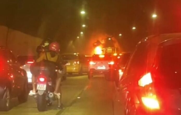 Ônibus pega fogo e interdita parcialmente o Túnel Marcello Alencar no Centro do Rio de Janeiro nesta quinta-feira (25)