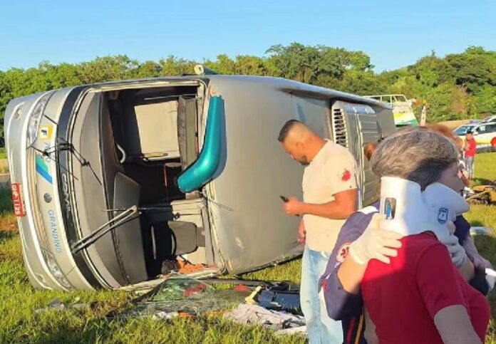 Ônibus tomba em Jaboticabal (SP), deixando diversos feridos na manhã desta quarta-feira (24)