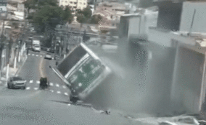 Ônibus tomba na Vila Ema, Zona Leste de São Paulo, deixando feridos nesta quarta-feira (03)