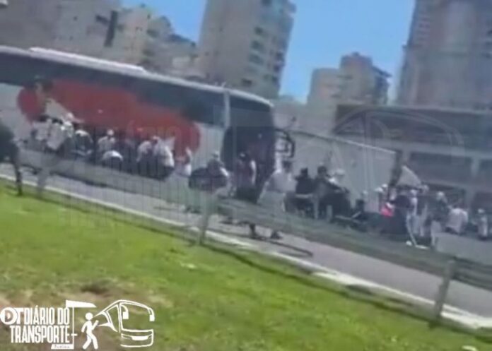 Organizada do Santos embosca ônibus de torcedores do Internacional e provoca confronto na BR-101 nesta quinta-feira (04)