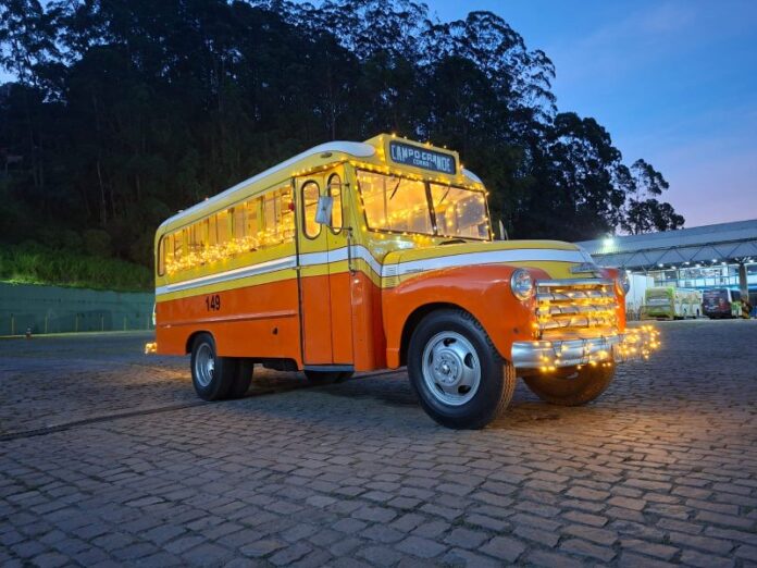 Papai Noel chega em ônibus histórico e vira atração no primeiro Natal Iluminado de Teresópolis (RJ)