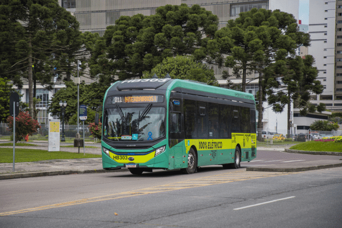 Pesquisa com passageiros em Curitiba revela que usuários do transporte coletivo querem ônibus elétricos