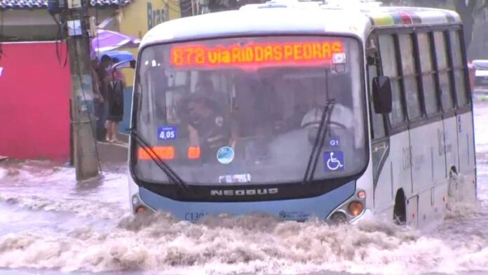 Rio de Janeiro lança chamada pública para tecnologias desviarem rotas de ônibus e avisarem à população em casos de eventos climáticos extremos