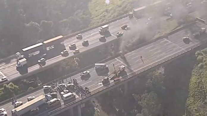 Rodovia dos Bandeirantes tem bloqueio total durante incêndio em veículo na manhã desta quarta-feira (03)