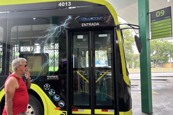 São José dos Campos (SP) reforça ônibus nos fins de semana para atender movimento de Natal