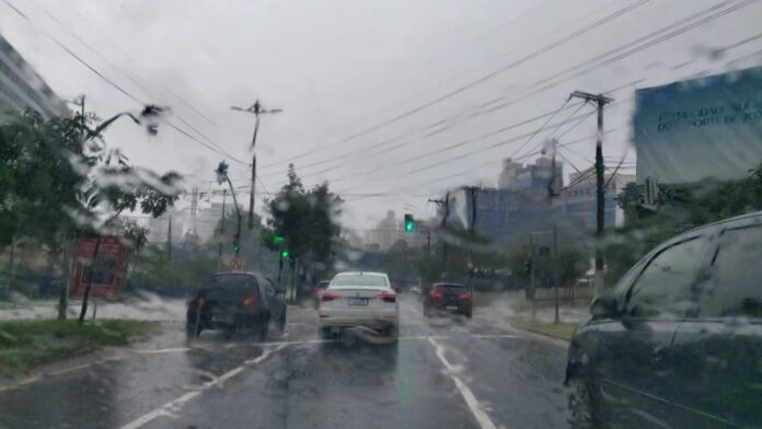 São Paulo entra em estado de atenção para alagamentos nesta segunda-feira (29)