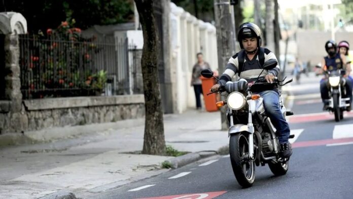 Uber e 99 anunciam que não vão reiniciar mais mototáxis na capital paulista no dia 11 de dezembro de 2025