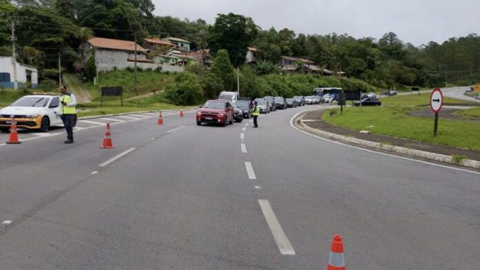 Serra Mogi-Bertioga (SP-098) é interditada por conta de alto volume de chuvas neste domingo (04)