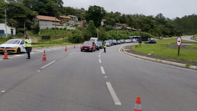 Serra Mogi-Bertioga (SP-098) é interditada por conta de alto volume de chuvas neste domingo (04)