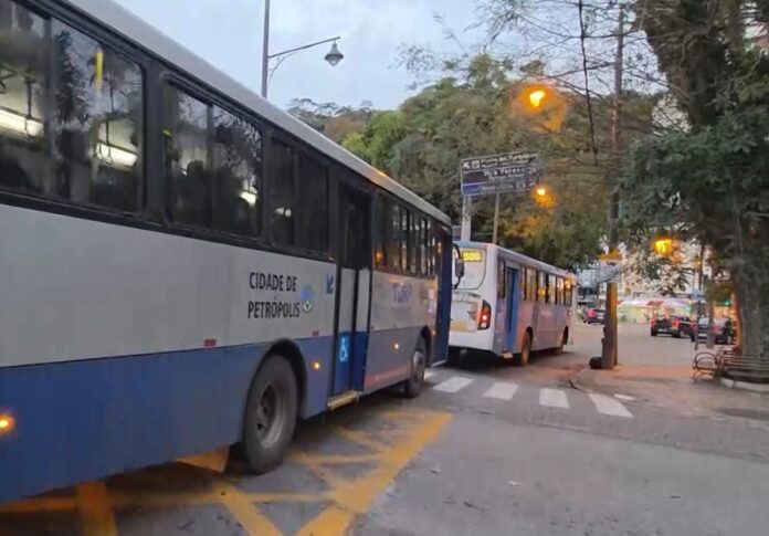 Linhas do transporte coletivo retomam gradualmente atendimento em Petrópolis (RJ) após alagamentos neste domingo (04)