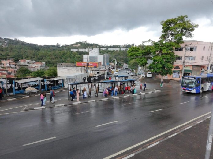 Cotia (SP) inicia obras de pontos de ônibus com ar-condicionado, internet, bebedouro e proteção contra chuva