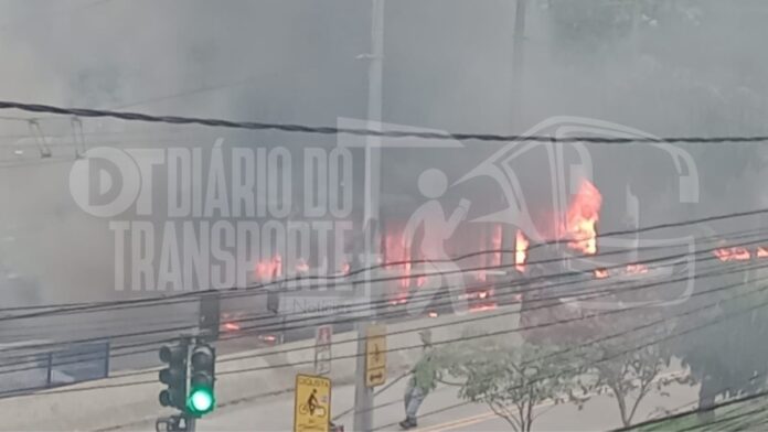 Ônibus é incendiado por manifestantes e destruído na Vila Clara, Zona Sul de São Paulo (SP), na tarde desta segunda-feira (12)