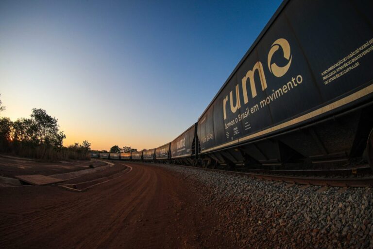 Rumo aposta em tração híbrida e amplia transporte de biocombustíveis com apoio de R$ 350 milhões do BNDES