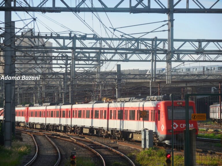 Linha 12-Safira da CPTM também com problemas. Linha 10 ainda tem dificuldades na tarde desta terça (27)