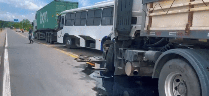 Engavetamento entre ônibus e caminhões deixa feridos na BR-116, em Brejo Santo (CE), nesta quarta-feira (28)