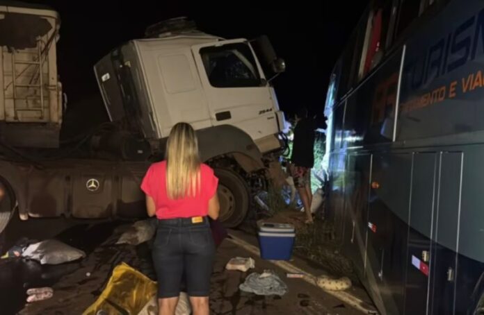 Acidente entre Ônibus e carreta na na BR-356 deixa diversas vítimas em Muriaé (MG)