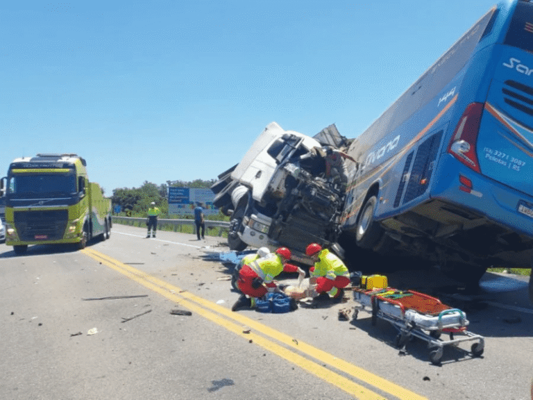 Acidente entre ônibus da Santa Silvana e caminhão na BR-116 deixa mortos e feridos em Pelotas (RS)