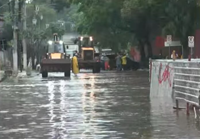 Alagamentos prejudicam trânsito de veículos em São Paulo (SP) na tarde desta quarta-feira (14)