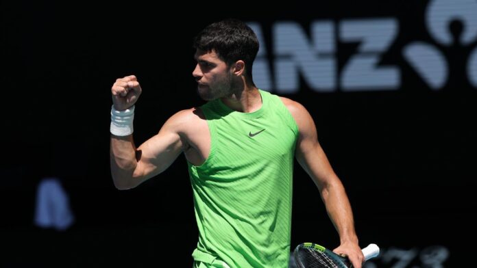 Alcaraz dá show, levanta a torcida, derrota Moutet e avança no Australian Open