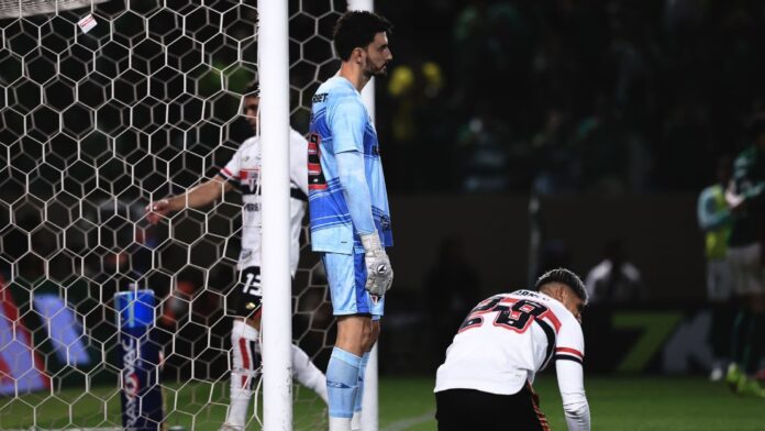 Após derrota no Choque-Rei, Rafael cita 'momento difícil' do São Paulo e pede elenco 'blindado' de crise política