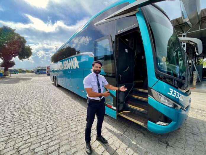 Após vídeo de motorista de ônibus viralizar, Viação Águia Branca lista dicas para viagens de passageiros nas férias de verão