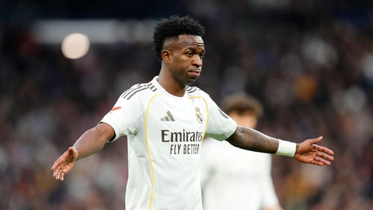 Arbeloa defende Vinicius Jr. de vaias e manda recado à torcida do Real Madrid: ‘Nos deu duas Champions, espero que ninguém se esqueça’