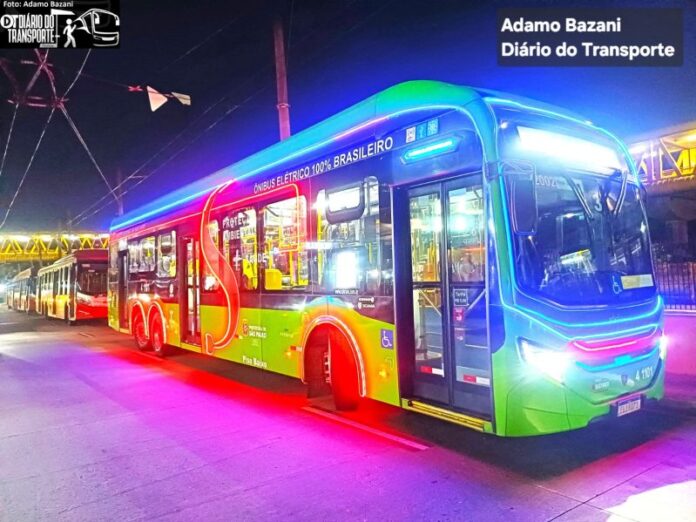 Avanço em eletrificação poderia resultar em tarifas e subsídios menores em São Paulo em médio prazo. Operação de ônibus elétrico natalino saiu 65% mais barata