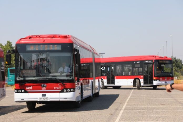 BYD alcança 950 ônibus elétricos em operação no transporte público de Santiago no Chile