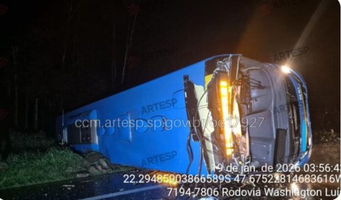 Colisão entre ônibus e carreta bitrem provoca interdição parcial na Rodovia Washington Luís (SP-310) 