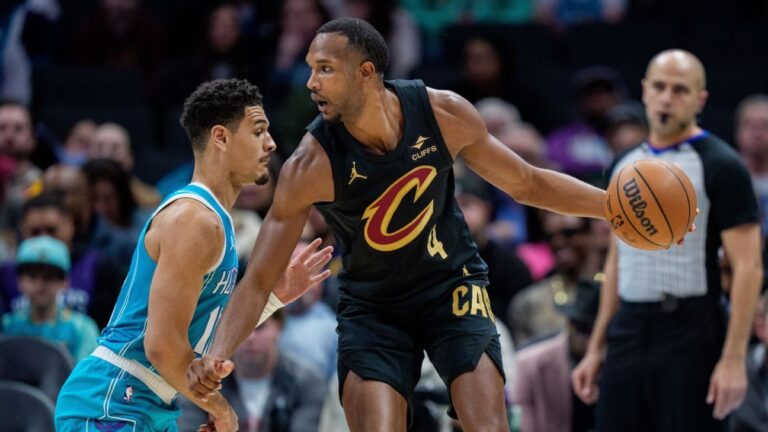 Com defesa forte e arrancada no início, Cavs batem os Hornets fora de casa