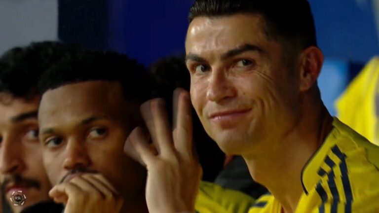 Cristiano Ronaldo se revolta e faz gesto de ‘roubo’ em derrota polêmica do Al Nassr para o Al Hilal