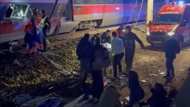 Descarrilamento de dois trens de alta velocidade na Espanha acaba com passageiros mortos e dezenas de feridos neste domingo (18)