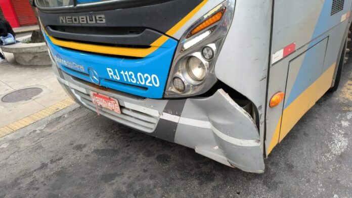 Detro-RJ recolhe cinco ônibus da empresa Barra do Piraí durante operação de fiscalização nesta segunda-feira (19)