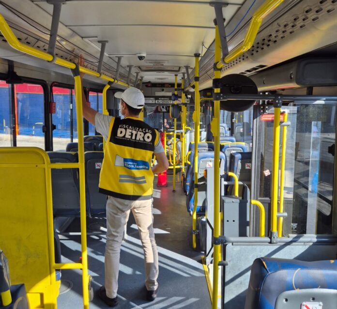 Detro/RJ fiscaliza mais de 130 ônibus intermunicipais e multa veículos com ar-condicionado inoperante