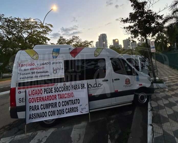 Donos de vans do “Ligado”, transporte especial metropolitano, fazem manifestação nesta segunda-feira (26)