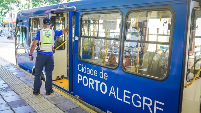 EPTC autua 39 ônibus do transporte coletivo de Porto Alegre (RS) que circulavam com ar-condicionado fora de funcionamento