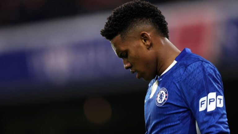 Estêvão volta ao Brasil por ‘motivos pessoais’ e desfalca o Chelsea