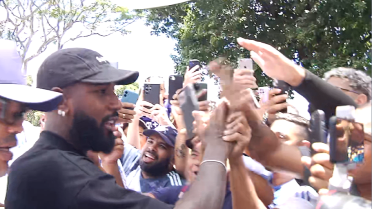 Gerson chega para exames e é recebido com festa imensa pela torcida do Cruzeiro: ‘Muito feliz’