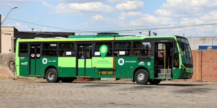 Governo de Goiás assina aditivo para implantação de 501 ônibus biometano/GNV, entre articulados de 19,2 m e padrons para o sistema metropolitano de Goiânia