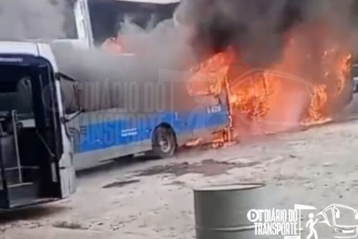 Incêndio destrói ônibus municipais na garagem da Transwolff, em Parelheiros, nesta quinta-feira (1º)
