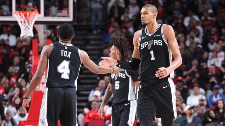 Jogadores do banco fazem a diferença no segundo tempo, e Spurs viram sobre Rockets com show de Wembanyama