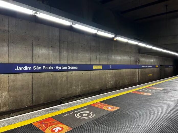 Linha 1-Azul do Metrô de SP tem operações normalizadas na noite deste sábado (10). Trecho ficou uma hora com circulação por via única por acesso de pessoas em local proibido